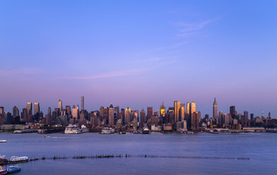 USA, New York City, Blick auf Midtown Manhattan in der Abenddämmerung - HSIF000428