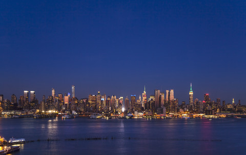 USA, New York City, Blick auf Midtown Manhattan bei Nacht, lizenzfreies Stockfoto