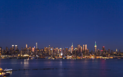 USA, New York City, Blick auf Midtown Manhattan bei Nacht - HSIF000429