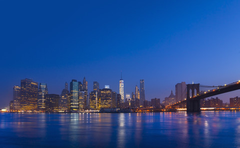 USA, New York City, Manhattan, Blick auf das Finanzviertel in der Morgendämmerung, lizenzfreies Stockfoto