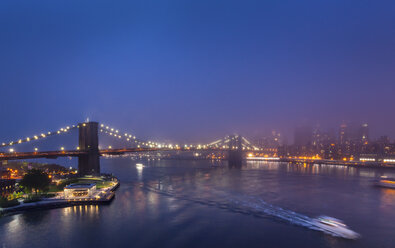 USA, New York City, Blick auf die Brooklyn Bridge im nächtlichen Nebel - HSIF000433