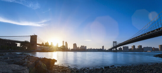 USA, New York City, Manhattan, Panorama des Finanzviertels bei Sonnenuntergang - HSIF000434