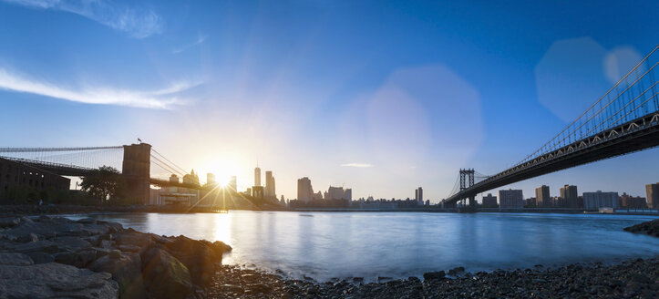 USA, New York City, Manhattan, Panorama des Finanzviertels bei Sonnenuntergang - HSIF000434