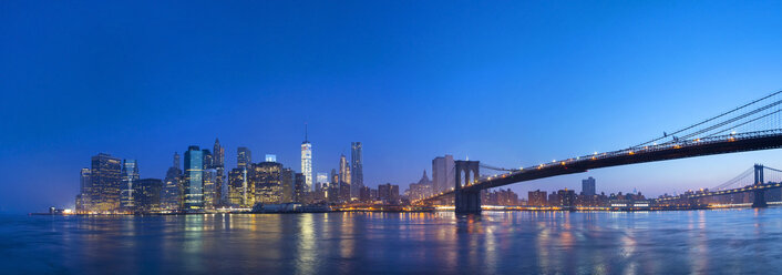 USA, New York City, Manhattan, Panorama des Finanzviertels mit Brooklyn Bridge in der Morgendämmerung - HSIF000435