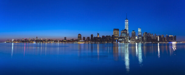 USA, New York City, Manhattan, Panorama des Finanzviertels in der Morgendämmerung - HSIF000437
