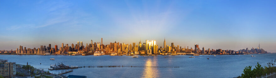 USA, New York City, Panorama von Manhattan bei Sonnenuntergang - HSIF000439