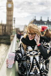 UK, London, junge Frau telefoniert auf der Westminster Bridge - MGOF001548