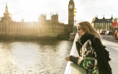 UK, London, junge Frau auf der Westminster Bridge - MGOF001549