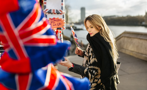 Großbritannien, London, junge Frau an einem Souvenirstand, lizenzfreies Stockfoto