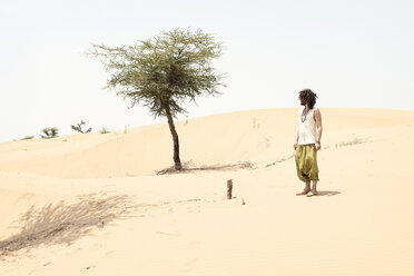 Mann steht allein in der Wüste - BMAF000115