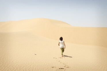 Man walking alone in the desert - BMAF000132