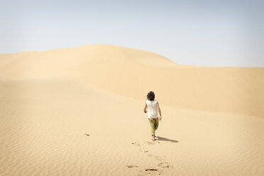 Mann geht allein in der Wüste - BMAF000132