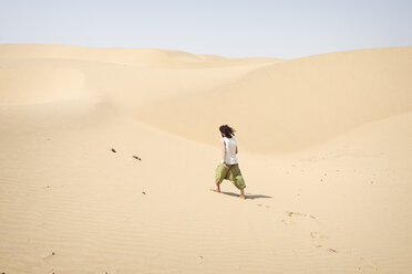 Mann geht allein in der Wüste - BMAF000133