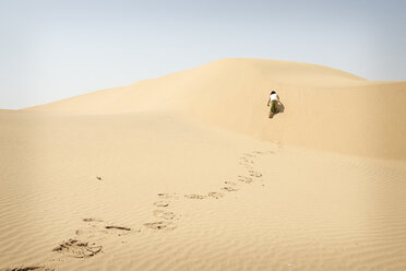 Mann geht allein in der Wüste - BMAF000134