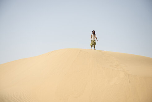 Man alone in the desert - BMAF000135