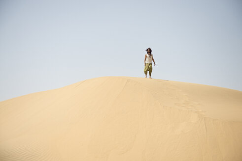 Mann allein in der Wüste - BMAF000135