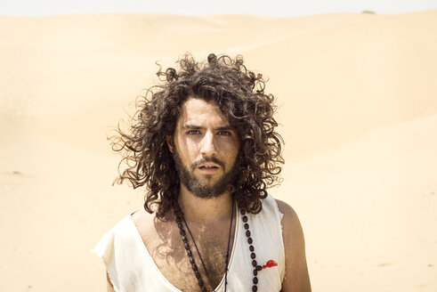 Portrait of man with beard and curly hair in the desert - BMAF000138