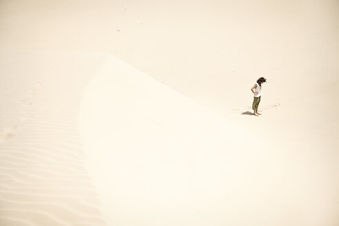 Man standing alone in the desert - BMAF000139
