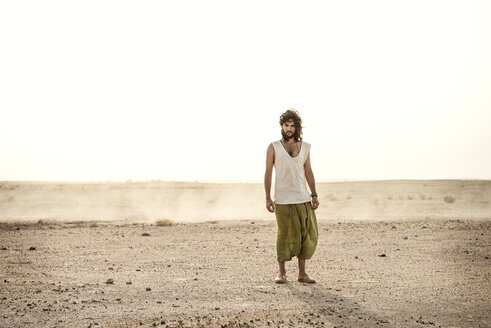 Mann steht allein in der Wüste - BMAF000150