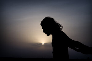 Silhouette eines Mannes bei Sonnenaufgang - BMAF000151