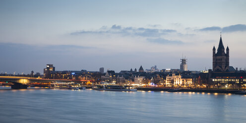 Deutschland, Köln, Blick auf die Altstadt mit Groß Sankt Martin zur blauen Stunde - WIF003291