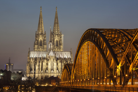 Deutschland, Köln, Blick auf den beleuchteten Kölner Dom und, lizenzfreies Stockfoto