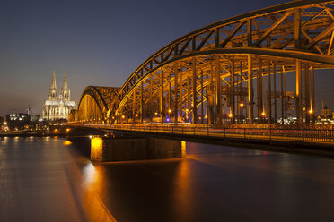 Deutschland, Köln, Blick auf beleuchtete - WIF003294