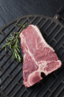 Rohes Porterhouse-Steak mit Rosmarin auf dem Grill - CSF027294