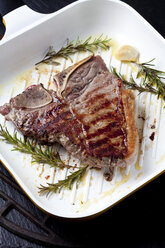 Porterhouse-Steak mit Rosmarin und Knoblauch in der Grillpfanne - CSF027296