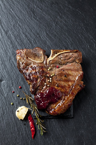 Porterhouse-Steak mit Kräutern und Gewürzen, lizenzfreies Stockfoto