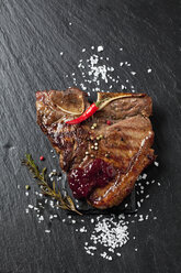 Porterhouse-Steak mit Salz und Gewürzen - CSF027299
