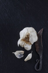 Cloves of garlic with old knife - CSF027324