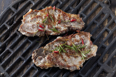 Pork collar cutlets on grill - CSF027337