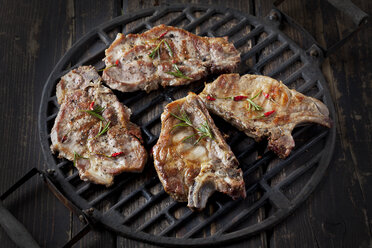 Pork collar cutlets on grill - CSF027341