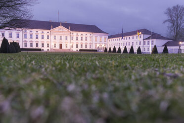 Deutschland, Berlin, Schloss Bellevue am Abend - ZMF000460