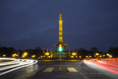 Deutschland, Berlin, Berlin-Tiergarten, Großer Stern, Berliner Siegessäule bei Nacht - ZMF000461