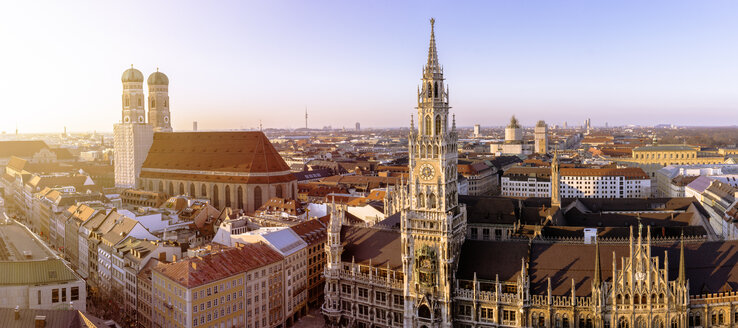 Deutschland, Bayern, München, Frauenkirche und Neues Rathaus am Marienplatz, Panorama - ZMF000463