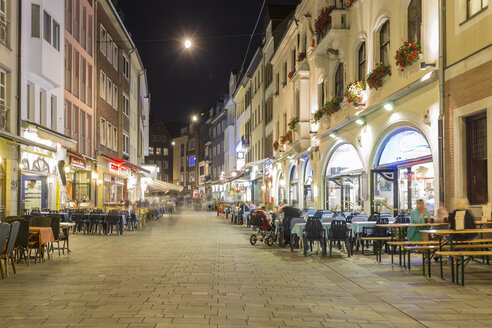 Deutschland, Düsseldorf, Altstadt, alte Häuser, Pflasterrestaurant bei Nacht - TAMF000399