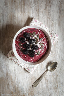 Smoothie-Bowl mit Brombeeren, Kokosnüssen und Kürbiskernen - EVGF002843