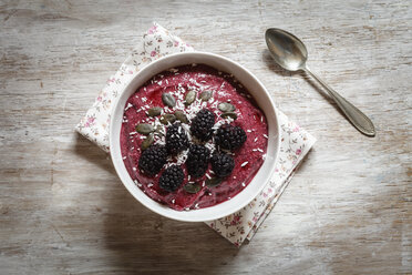 Smoothie bowl with blackberries, coconuts and pumpkin seeds - EVGF002845