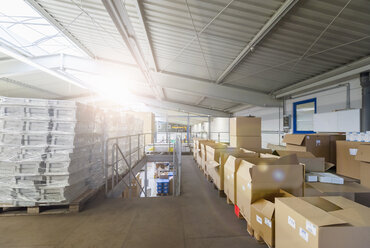 Empty industrial hall with stored packages - DIGF000093