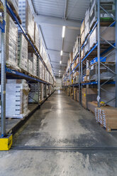 High rack warehouse with packed products ready for shipment - DIGF000097