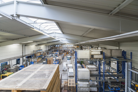 Leere Industriehalle mit Hochregalen, lizenzfreies Stockfoto