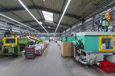 Leere Industriehalle mit Maschinen - DIGF000102