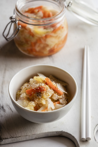 Kimchi, fermentierte koreanische Beilage aus Gemüse, lizenzfreies Stockfoto