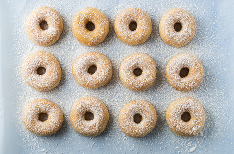 Mit Puderzucker bestreute Krapfen, lizenzfreies Stockfoto