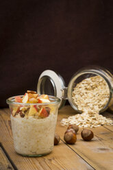 Gläserweise Overnight Oats mit geschnittenem Apfel, Haselnüssen und Zimt - LVF004656