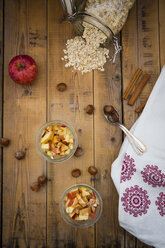Gläserweise Overnight Oats mit geschnittenem Apfel, Haselnüssen und Zimt - LVF004659
