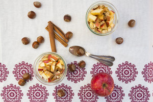 Gläserweise Overnight Oats mit geschnittenem Apfel, Haselnüssen und Zimt - LVF004660