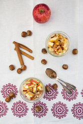 Gläserweise Overnight Oats mit geschnittenem Apfel, Haselnüssen und Zimt - LVF004661